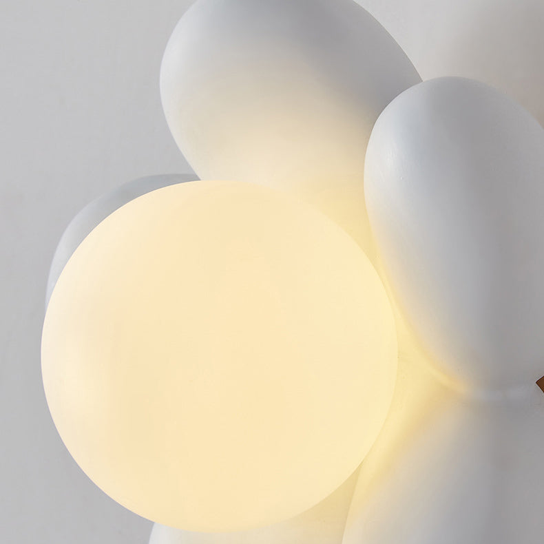 Nowoczesna ceramiczna lampa ścienna z drewnianym detalem – Do sypialni i salonu