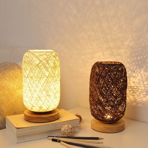 Industrialna lampka stołowa z rattanu i drewna – Japandi, minimalistyczny design i naturalny urok