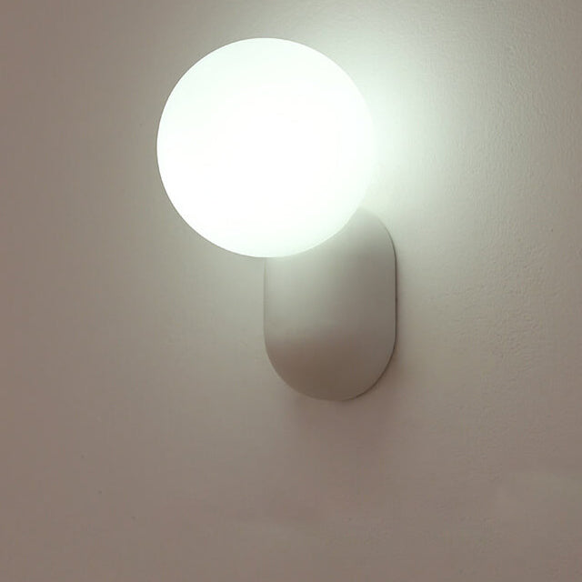 Nowoczesna lampa ścienna z żywicy i szkła w stylu skandynawskim