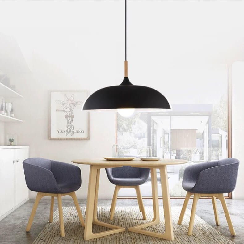 Kolorowa metalowa lampa wisząca z drewnianym akcentem – dwa rozmiary