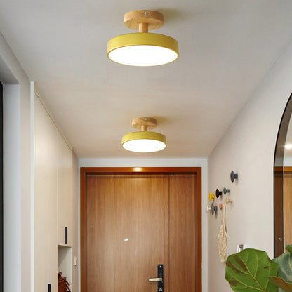 Skandynawska Lampa Sufitowa z Drewnianą Bazą – Subtelny Pastelowy Design
