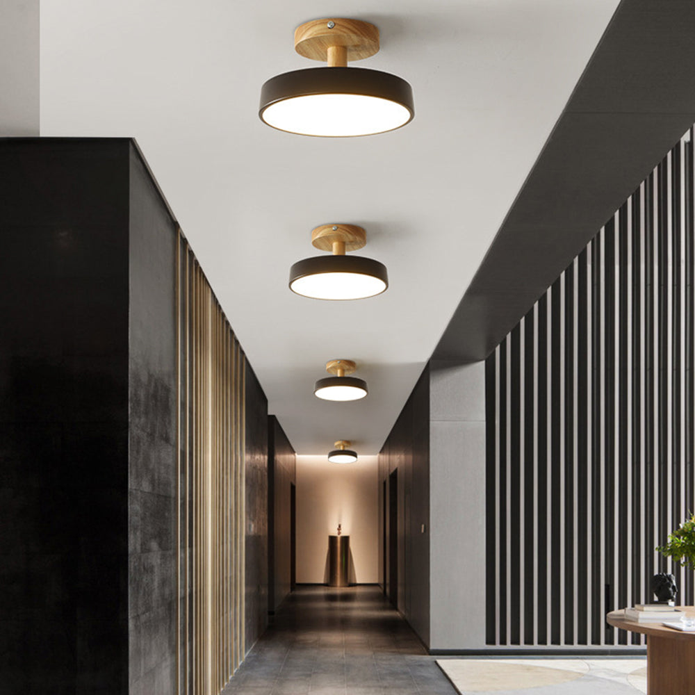 Skandynawska Lampa Sufitowa z Drewnianą Bazą – Subtelny Pastelowy Design
