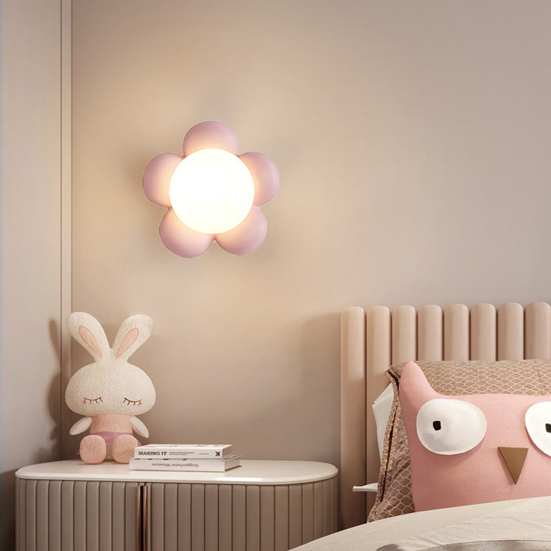 Nowoczesna ceramiczna lampa ścienna z drewnianym detalem – Do sypialni i salonu