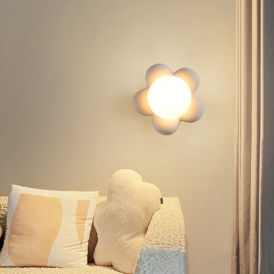 Nowoczesna ceramiczna lampa ścienna z drewnianym detalem – Do sypialni i salonu