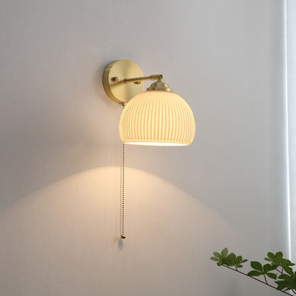 Nowoczesna lampa ścienna ze szkła i mosiądzu w zimowym stylu