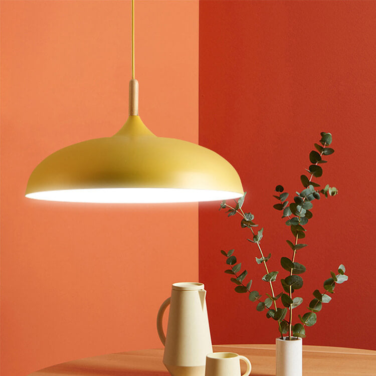 Kolorowa metalowa lampa wisząca z drewnianym akcentem – dwa rozmiary