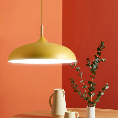 Kolorowa metalowa lampa wisząca z drewnianym akcentem – dwa rozmiary