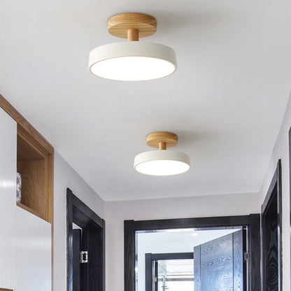 Skandynawska Lampa Sufitowa z Drewnianą Bazą – Subtelny Pastelowy Design