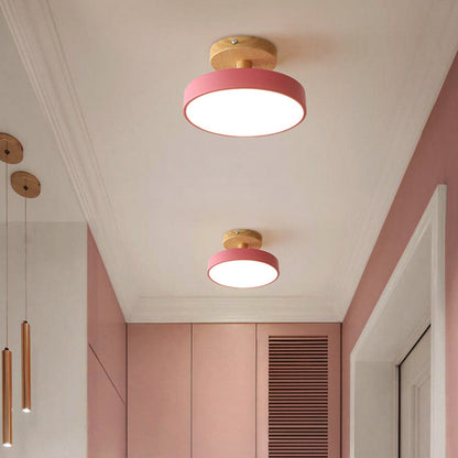 Skandynawska Lampa Sufitowa z Drewnianą Bazą – Subtelny Pastelowy Design