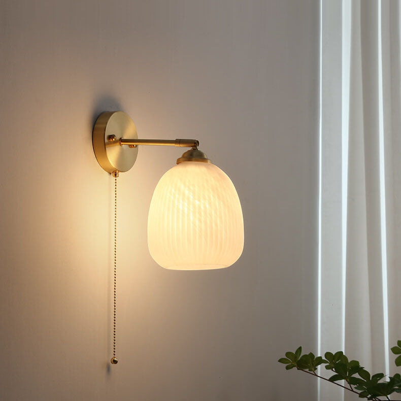 Nowoczesna lampa ścienna ze szkła i mosiądzu w zimowym stylu