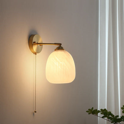 Nowoczesna lampa ścienna ze szkła i mosiądzu w zimowym stylu