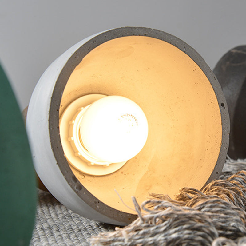 Nowoczesna Lampa Wisząca z Cementu i Drewna o Industrialnym Designie