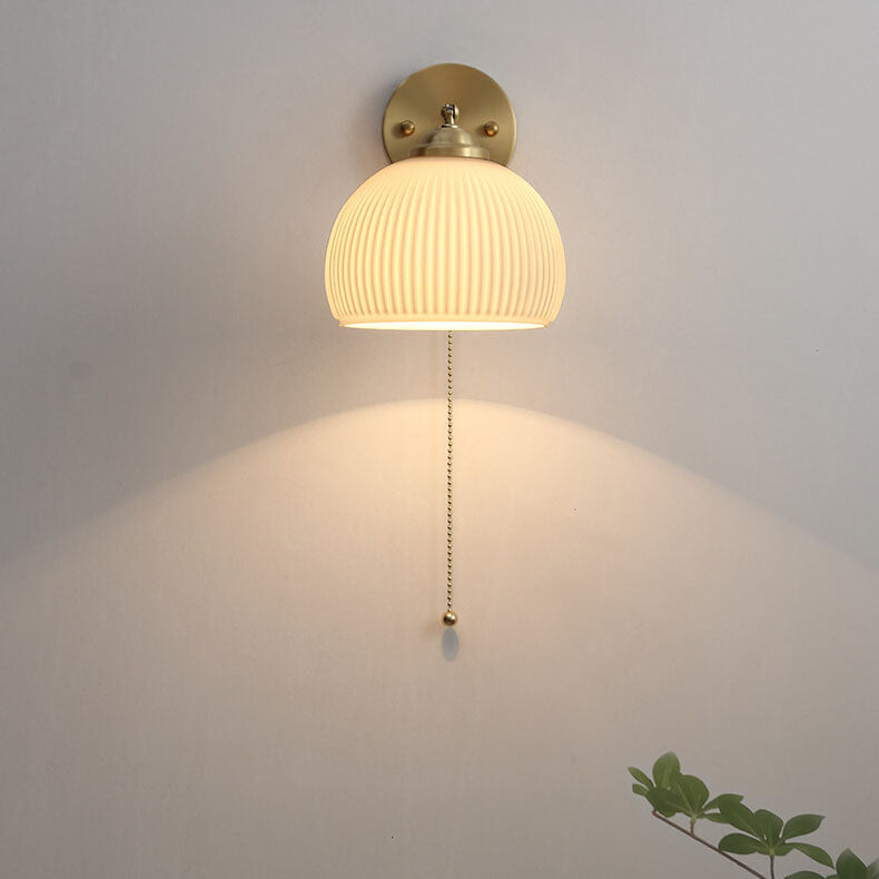 Nowoczesna lampa ścienna ze szkła i mosiądzu w zimowym stylu