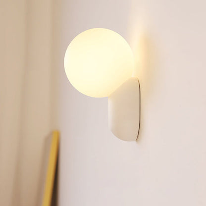 Nowoczesna lampa ścienna z żywicy i szkła w stylu skandynawskim