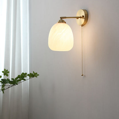Nowoczesna lampa ścienna ze szkła i mosiądzu w zimowym stylu