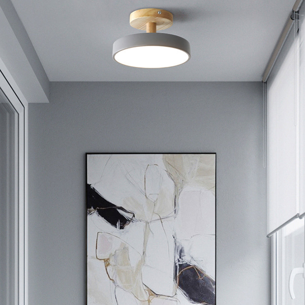 Skandynawska Lampa Sufitowa z Drewnianą Bazą – Subtelny Pastelowy Design