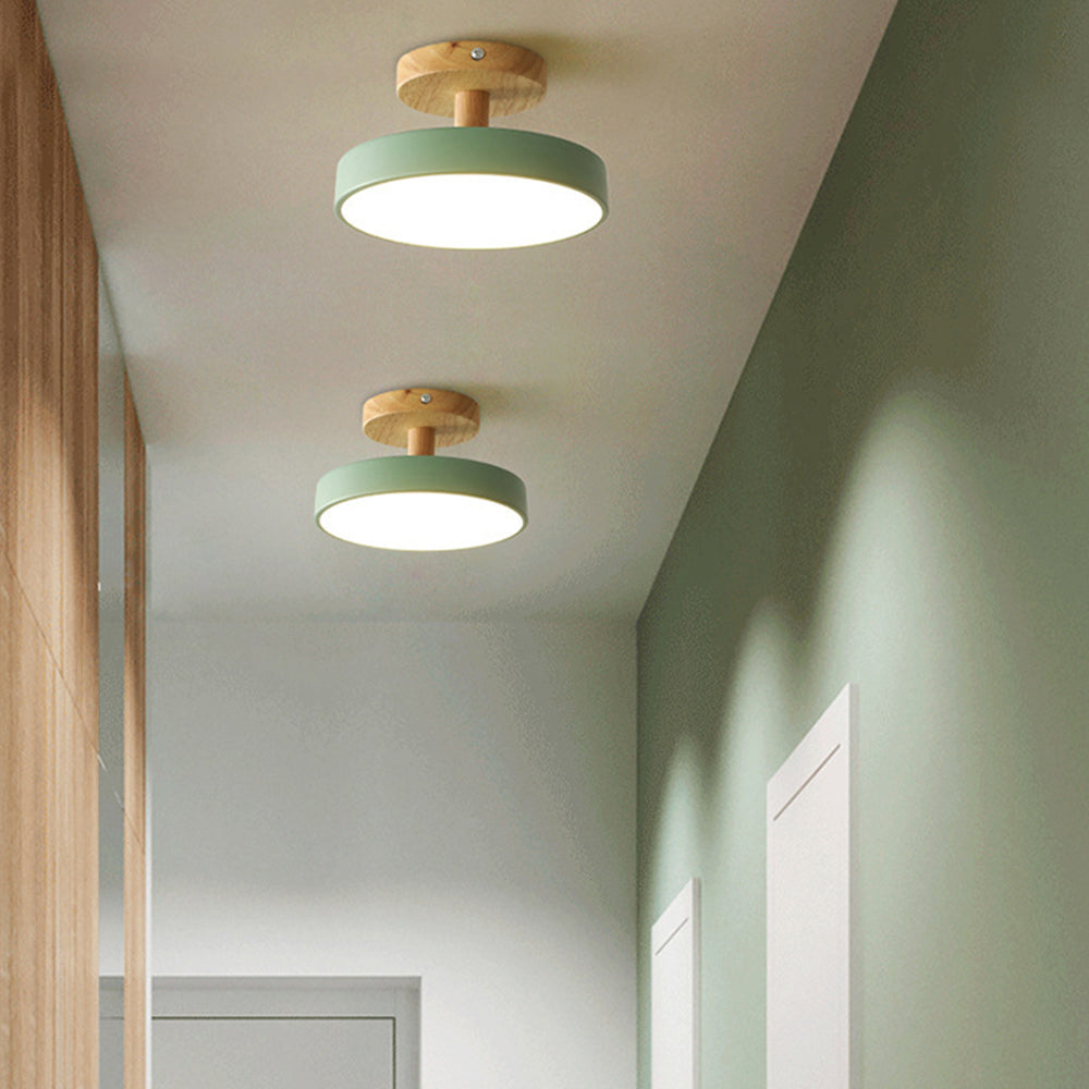 Skandynawska Lampa Sufitowa z Drewnianą Bazą – Subtelny Pastelowy Design