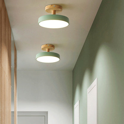 Skandynawska Lampa Sufitowa z Drewnianą Bazą – Subtelny Pastelowy Design