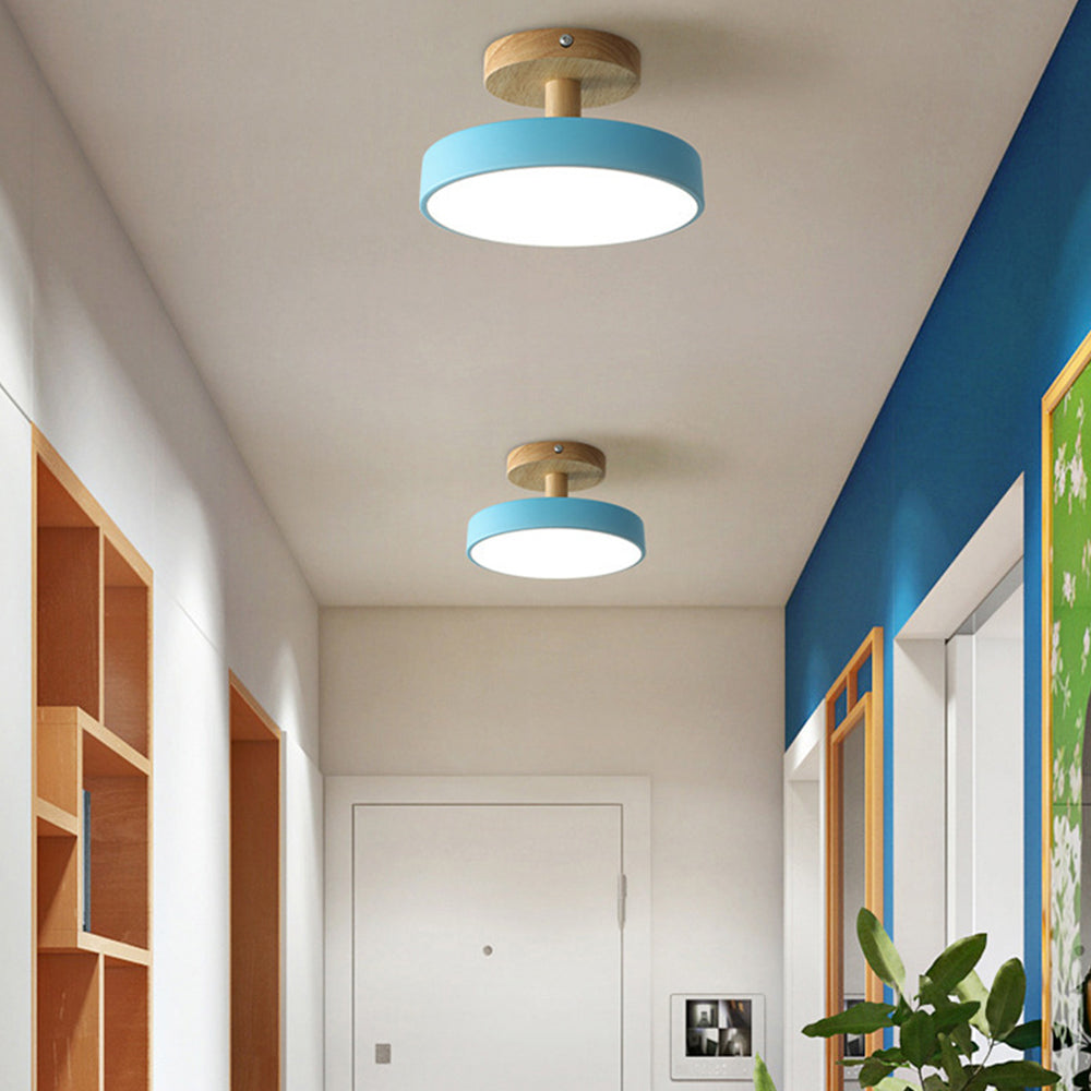 Skandynawska Lampa Sufitowa z Drewnianą Bazą – Subtelny Pastelowy Design