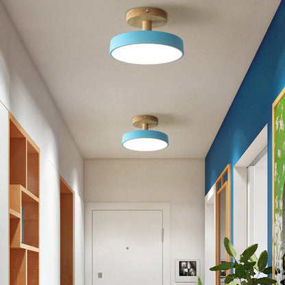 Skandynawska Lampa Sufitowa z Drewnianą Bazą – Subtelny Pastelowy Design