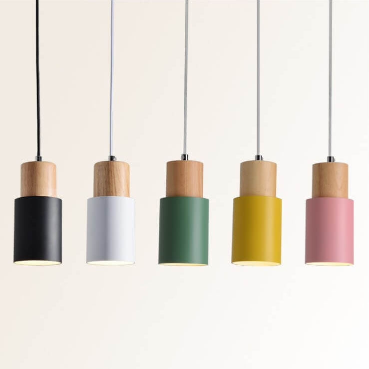Nowoczesna lampa wisząca z metalu i drewna w kolorowym designie