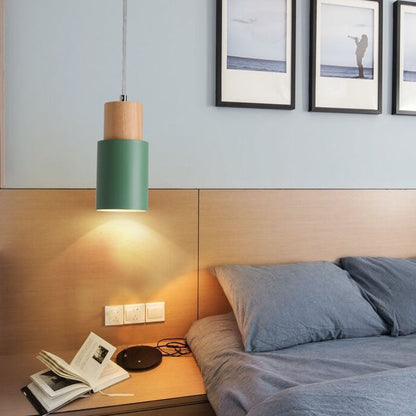 Nowoczesna lampa wisząca z metalu i drewna w kolorowym designie