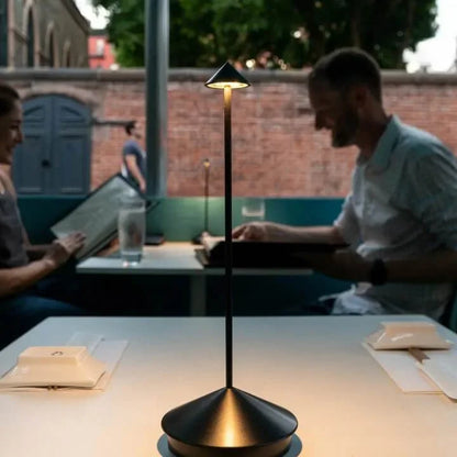 Skandynawska Minimalistyczna Lampa Stołowa z Ściemnialnym LED i Bezprzewodowym Designem