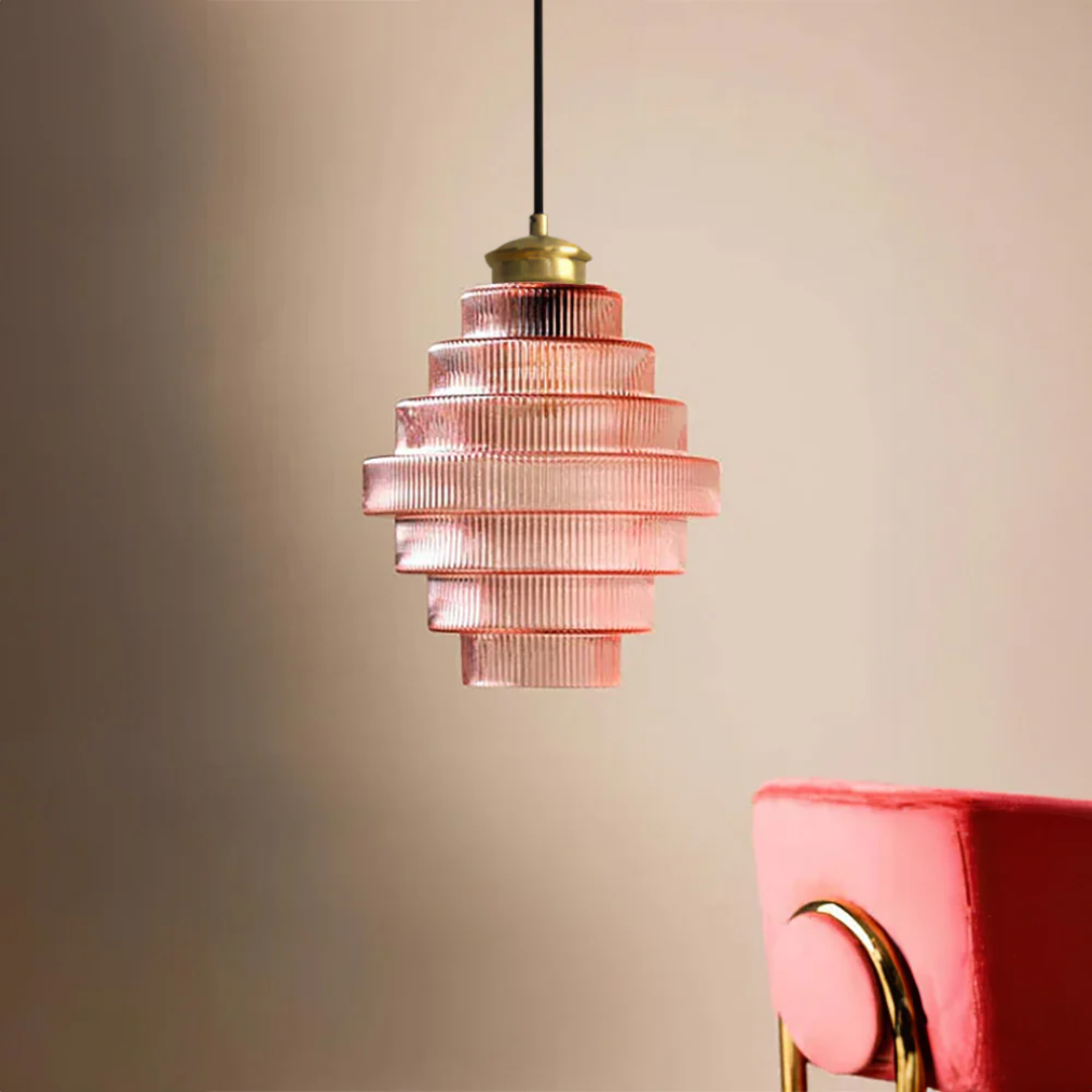 Falująca szklana lampa wisząca z żebrowanym kloszem i mosiężnymi detalami