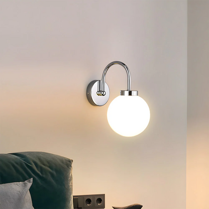 Wintage'owa lampa ścienna z szklaną kulą i ciepłym światłem LED