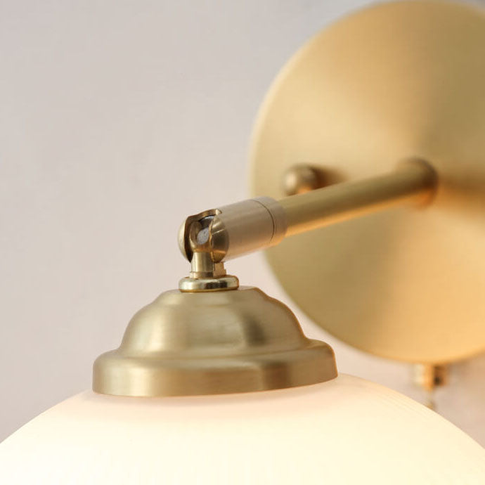 Nowoczesna lampa ścienna ze szkła i mosiądzu w zimowym stylu