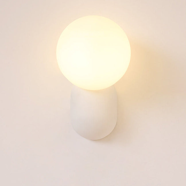 Nowoczesna lampa ścienna z żywicy i szkła w stylu skandynawskim