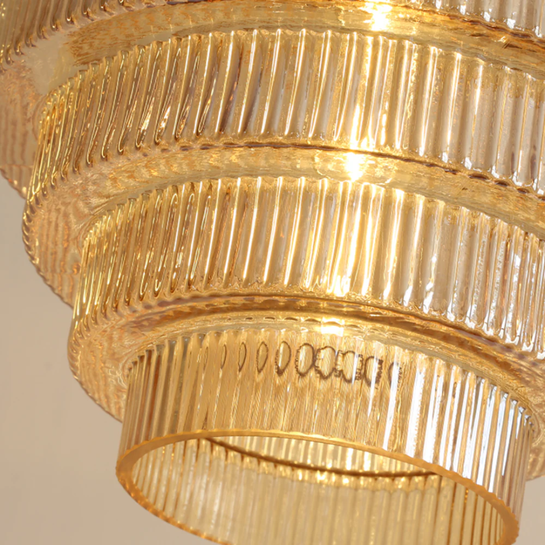 Falująca szklana lampa wisząca z żebrowanym kloszem i mosiężnymi detalami