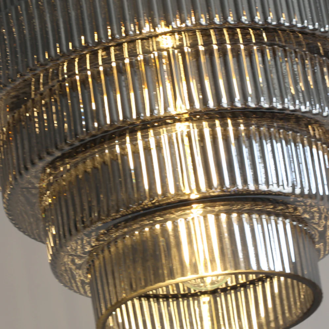 Falująca szklana lampa wisząca z żebrowanym kloszem i mosiężnymi detalami