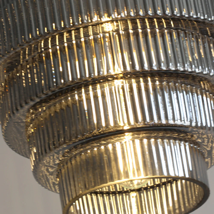 Falująca szklana lampa wisząca z żebrowanym kloszem i mosiężnymi detalami
