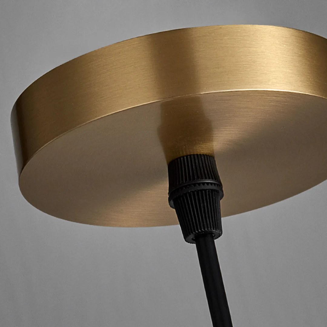 Falująca szklana lampa wisząca z żebrowanym kloszem i mosiężnymi detalami