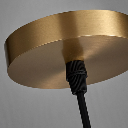 Falująca szklana lampa wisząca z żebrowanym kloszem i mosiężnymi detalami