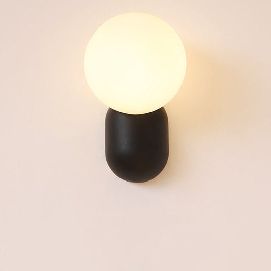 Nowoczesna lampa ścienna z żywicy i szkła w stylu skandynawskim