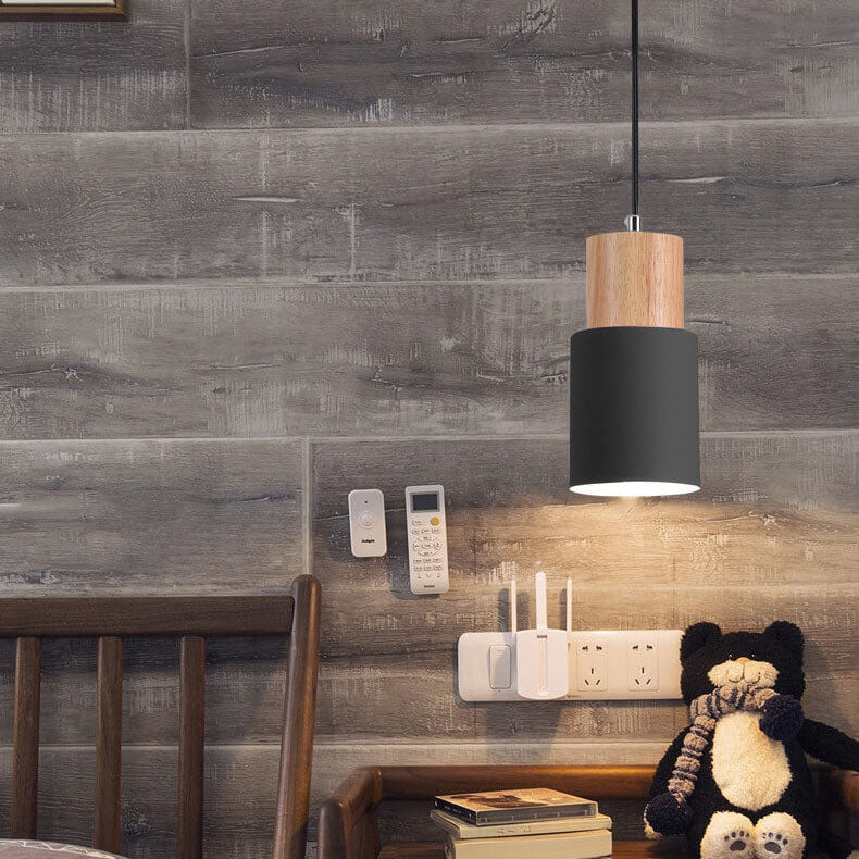 Nowoczesna lampa wisząca z metalu i drewna w kolorowym designie