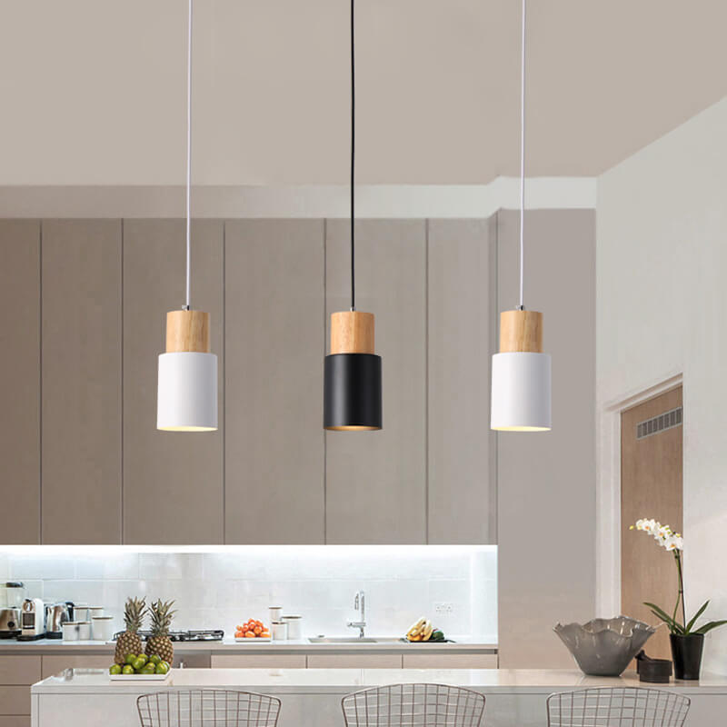Nowoczesna lampa wisząca z metalu i drewna w kolorowym designie