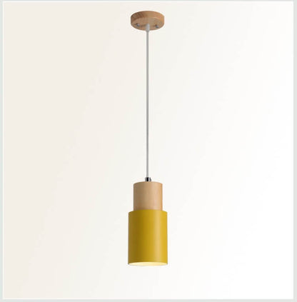 Nowoczesna lampa wisząca z metalu i drewna w kolorowym designie