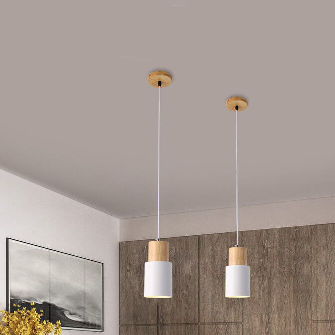 Nowoczesna lampa wisząca z metalu i drewna w kolorowym designie