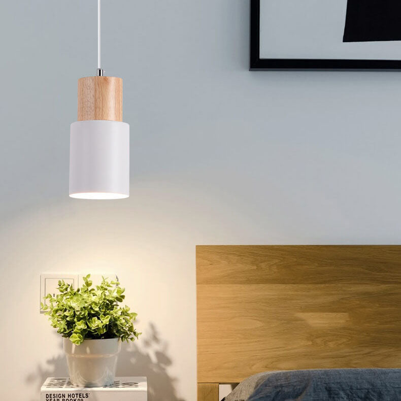 Nowoczesna lampa wisząca z metalu i drewna w kolorowym designie