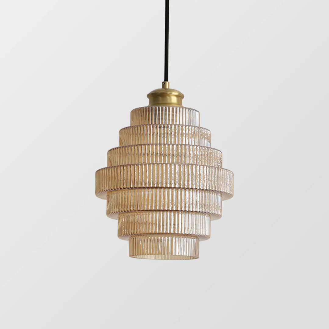 Falująca szklana lampa wisząca z żebrowanym kloszem i mosiężnymi detalami