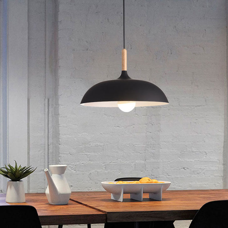 Kolorowa metalowa lampa wisząca z drewnianym akcentem – dwa rozmiary