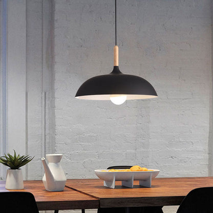Kolorowa metalowa lampa wisząca z drewnianym akcentem – dwa rozmiary