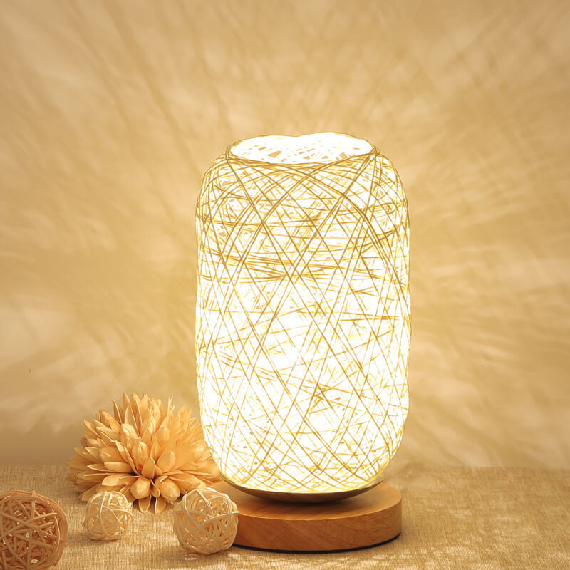 Industrialna lampka stołowa z rattanu i drewna – Japandi, minimalistyczny design i naturalny urok