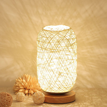 Industrialna lampka stołowa z rattanu i drewna – Japandi, minimalistyczny design i naturalny urok