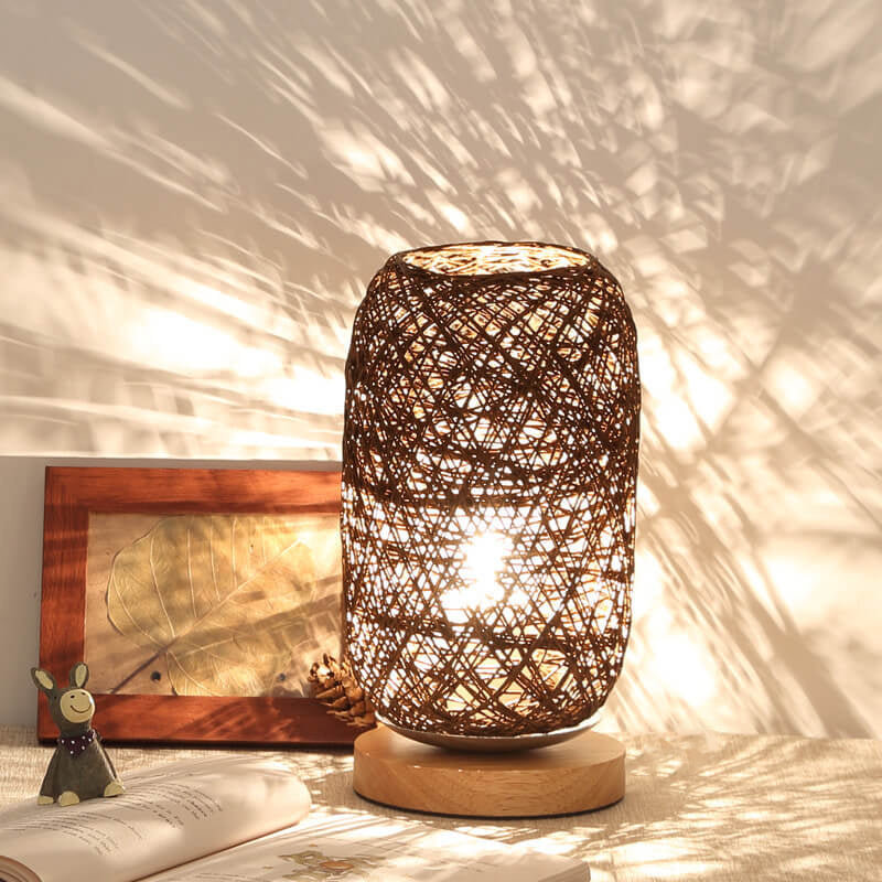 Industrialna lampka stołowa z rattanu i drewna – Japandi, minimalistyczny design i naturalny urok