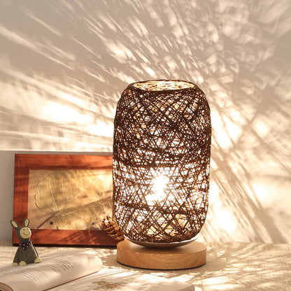 Industrialna lampka stołowa z rattanu i drewna – Japandi, minimalistyczny design i naturalny urok