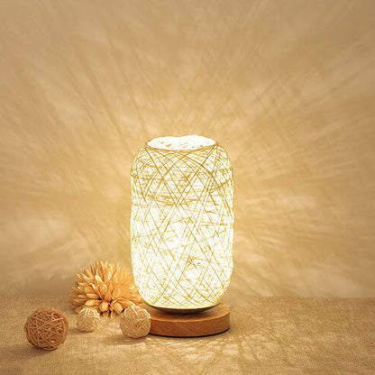 Industrialna lampka stołowa z rattanu i drewna – Japandi, minimalistyczny design i naturalny urok